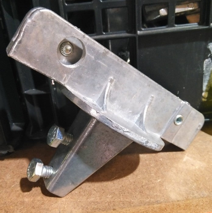 U-Channel Heavy Duty Street Sign Bracket- 5 1/2 ", Flat
